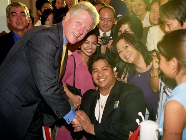 Foto do então presidente dos EUA, Bill Clinton, com Tuy