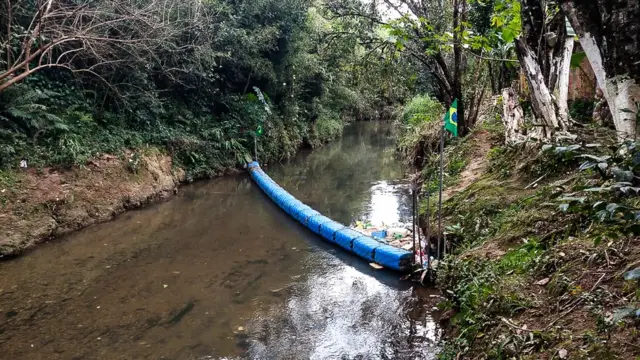 A "ecobarreira" construída por Diego no rio Atuba