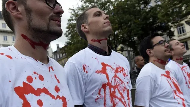 Animalistas com o pescoço pintado de vermelho, como sangue