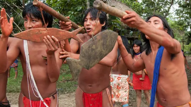 Os wajãpi são considerados um povo festivo e amistoso, mas que coleciona experiências traumáticas com garimpeiros e mineradoras