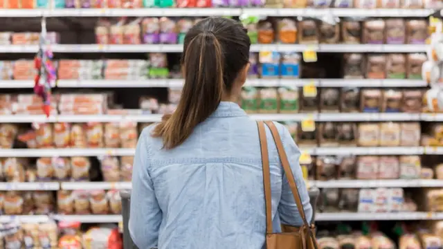 mulher encara supermercado