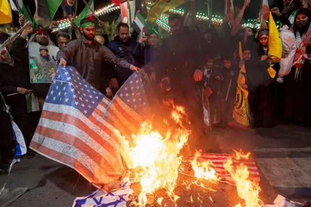 Manifestantes queimam bandeiras dos EUA e de Israel em Teerã