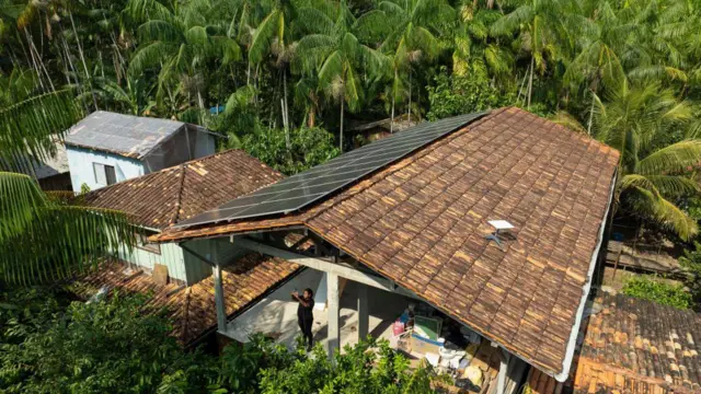 Casa com antena Starlink em área isolada no Amazonas