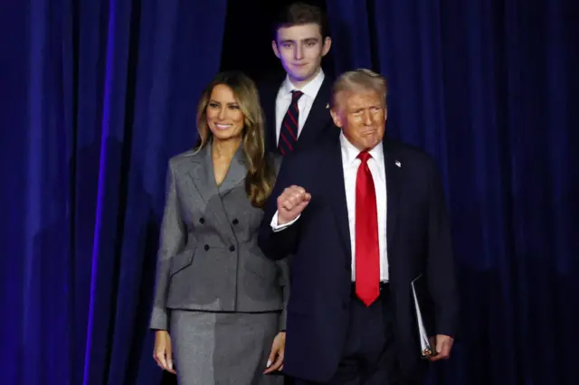 Trump, oğlu Barron ve eşi Melania.