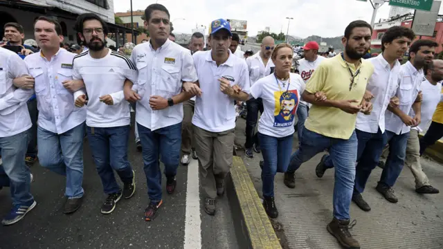 Capriles ao centro (de boné), em protesto