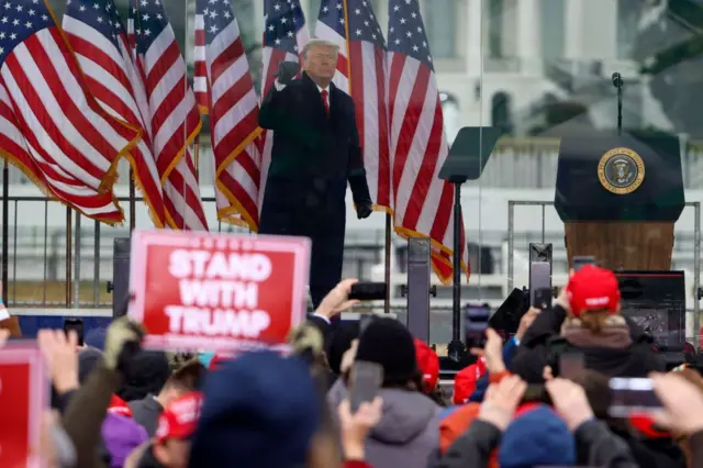 Trump Washington'da destekçileriyle.