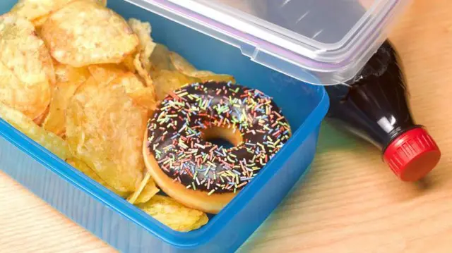 Lancheira com donut, batata chips e refrigerante