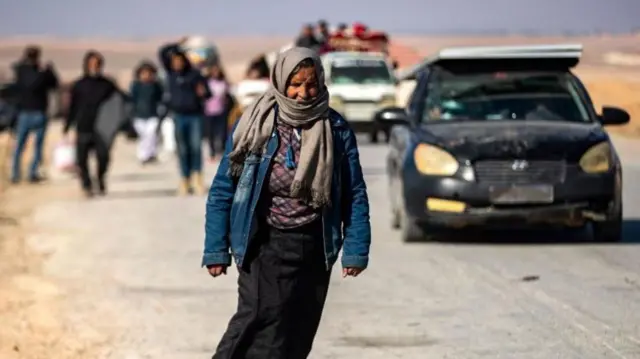 道路を歩くシリア人女性