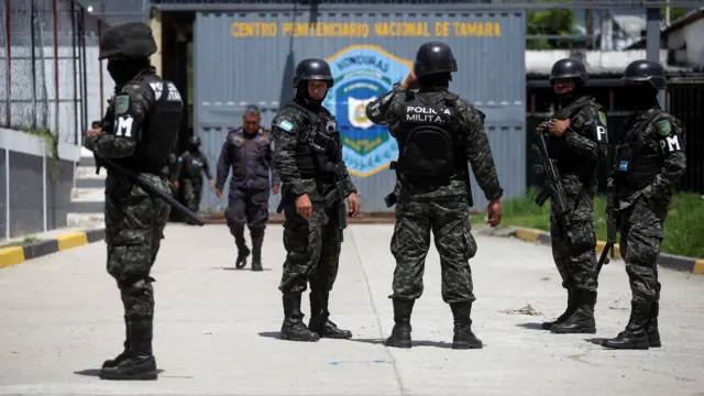 Policiais militares do Centro Penitenciário de Tamara