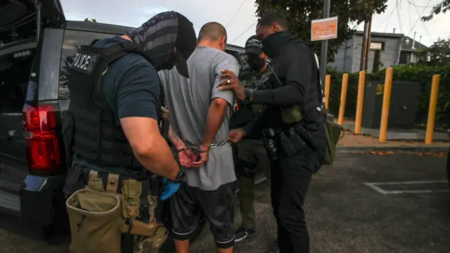 Agentes do ICE prendem um imigrante durante uma operação em Los Angeles em setembro de 2022