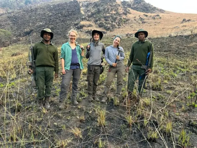 Equipe de cientistas posam juntamente com guardas do parque nacional