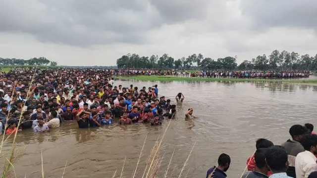 ভারতে আশ্রয়ের আশায় শত শত বাংলাদেশি ভারত সীমান্তে কোচবিহার জেলার শীতলকুচির কাছে জড়ো হয়েছিলেন। ৯ অগাস্ট ২০২৪