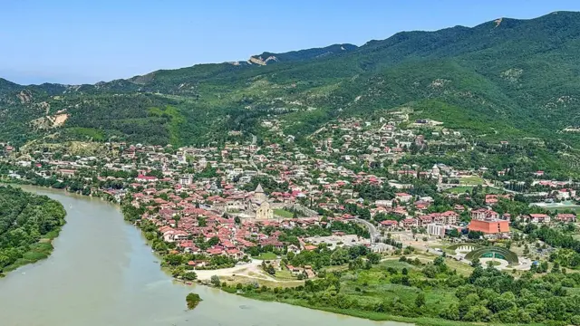 A cidade de Mtskheta vista do alto no sope de uma montanha e à beira de um rio