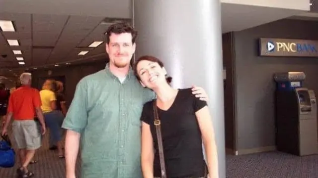 Mark e Rachel no aeroporto.