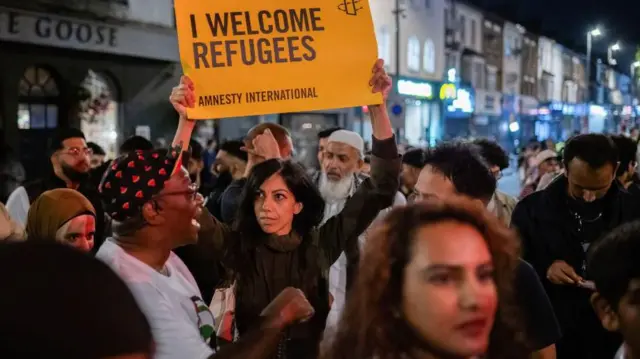 Manifestação pró-refugiados no Reino Unido