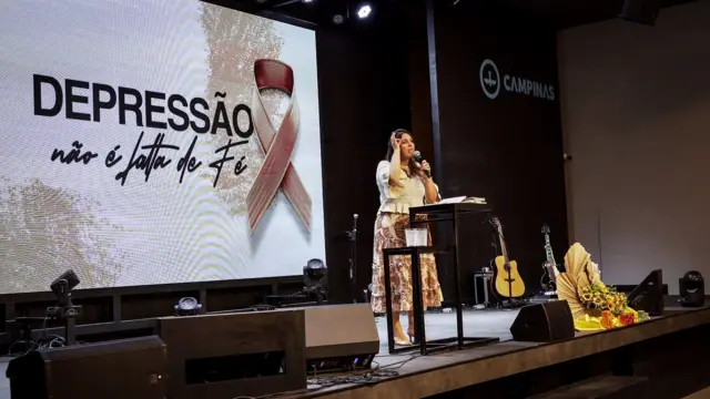 Késia falando no palco 