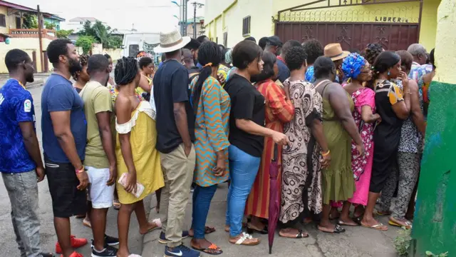 Pessoas fazendo fila do lado de fora de uma seção eleitoral para votar em Malabo, em novembro de 2022