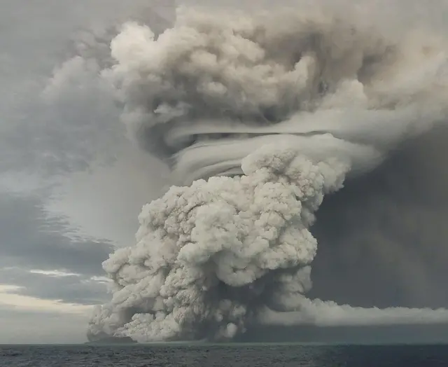 Erupção do vulcão subaquático Hunga Tonga-Hunga Ha'apai, Tonga, no Pacífico