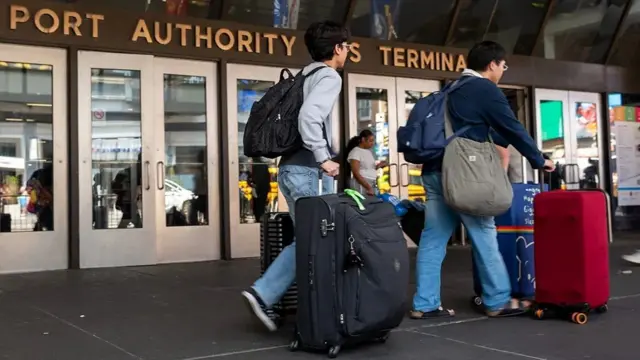 turistas andando com malas perto de aeroporto