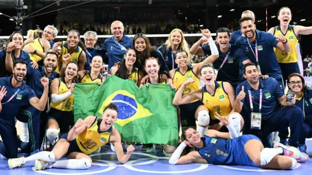 A seleção feminina de vôlei comemora a conquista do bronze