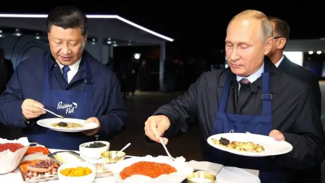 2018年9月，習近平訪問符拉迪沃斯托克，與普京一同享用俄國傳統煎餅。
