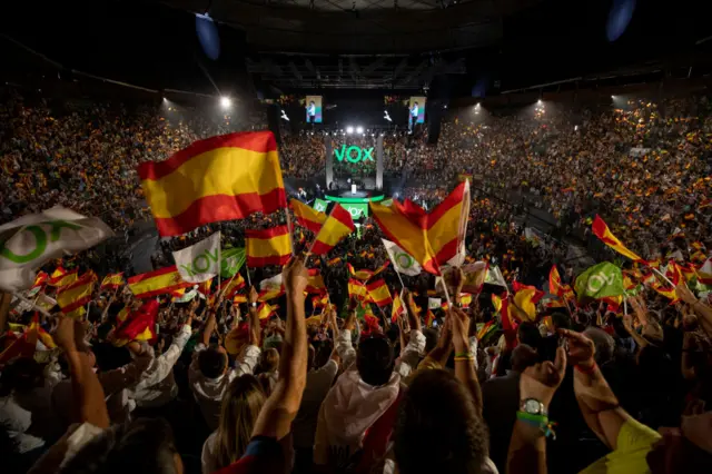 Multidão de pessoas com bandeiras da Espanha