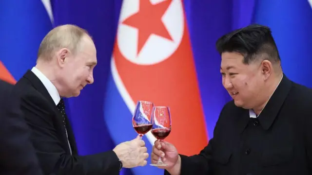 O presidente russo, Vladimir Putin, e o líder norte-coreano, Kim Jong Un, brindam durante uma recepção na Casa de Recepção Mongnangwan, em Pyongyang, no dia 19 de junho de 2024.