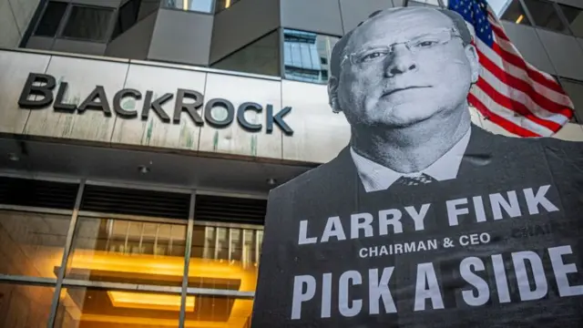 Cartaz de protesto durante manifestação em frente à sede da BlackRock em Manhattan, onde ocorreu sua reunião anual de acionistas