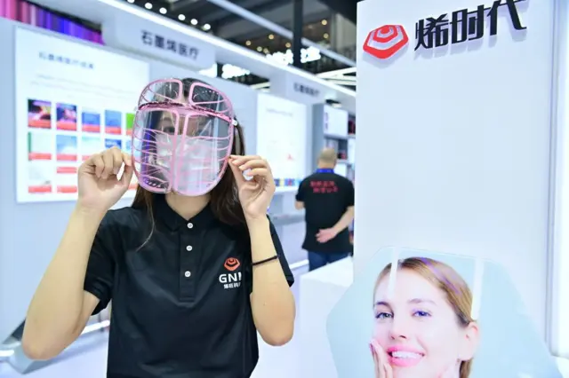 Uma máscara facial de grafeno sendo exibida durante uma feira de tecnologia em Shenzhen, na China. 