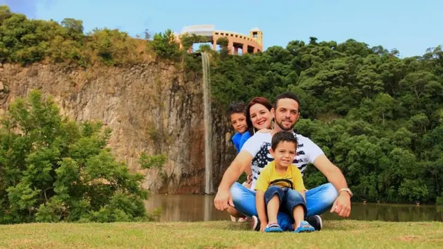 Diego, os filhos e a esposa, em ensaio fotográfico que fizeram em Colombo