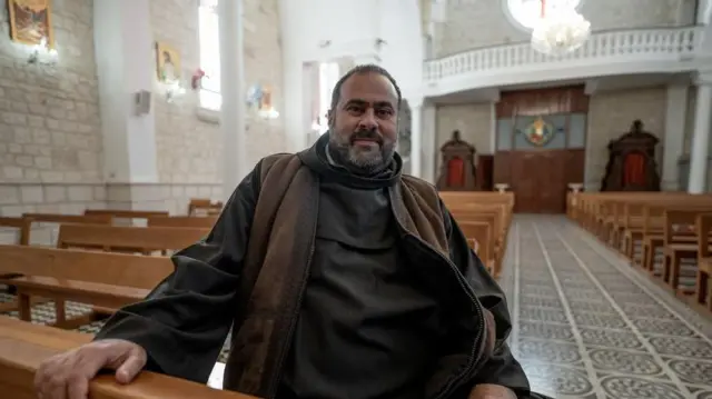 Fadi Azar sentado em um dos bancos da igreja