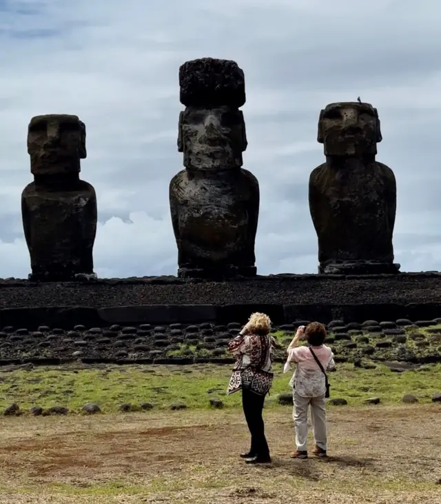 Ellie e Sandy visitando os sítios arqueológicos da Ilha de Páscoa, Chile.