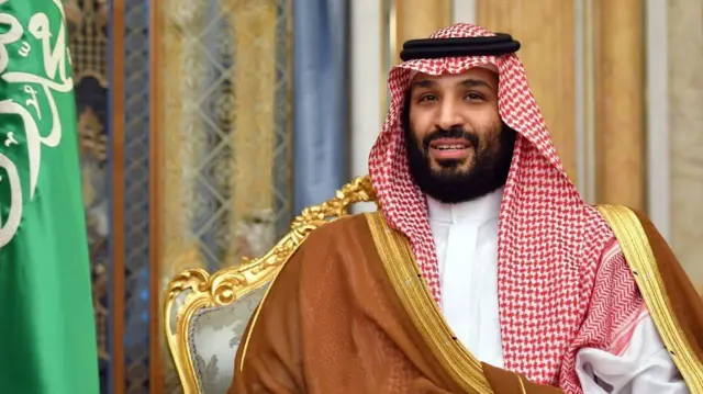 Mohammed bin Salman, homem árabe com roupa típica saudita