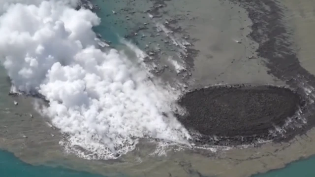 Nuvens de fumaça branca e cinzas expelidas vulcão subaquático 