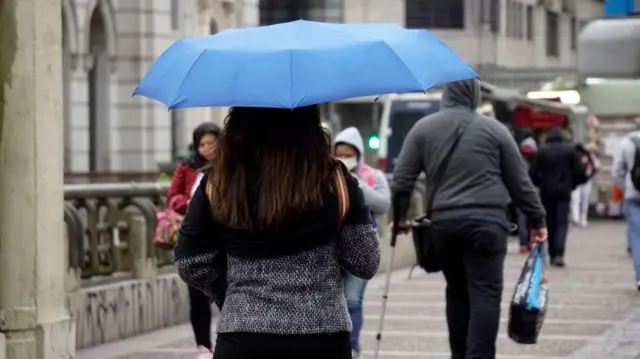 pessoas com roupa de inverno na rua