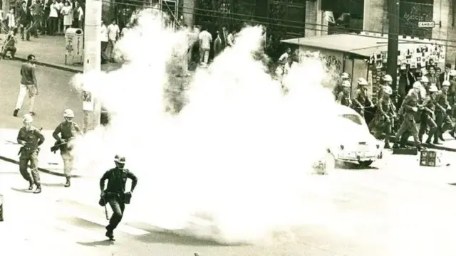 Soldados em meio a fumaça na rua