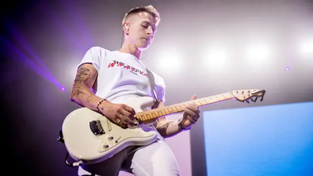 James Brittain-McVey tocando guitarra em show