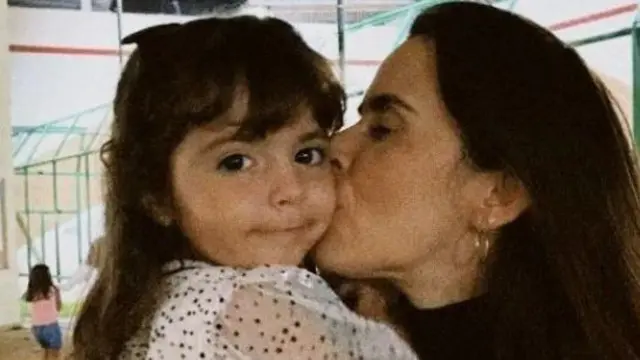 Kyara (à esquerda), de 3 anos, recebe um beijo da mãe Kayra (à direita)