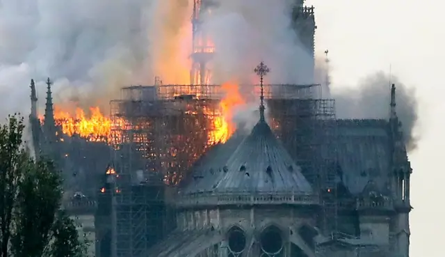 Catedral de Notre-Dame consumida pelo fogo