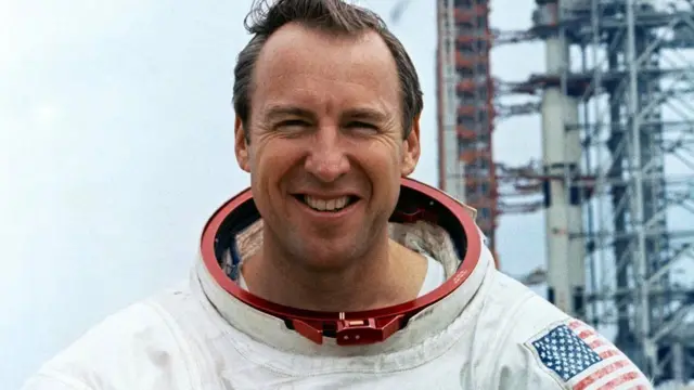 Jim Lovell em seu traje de astronauta