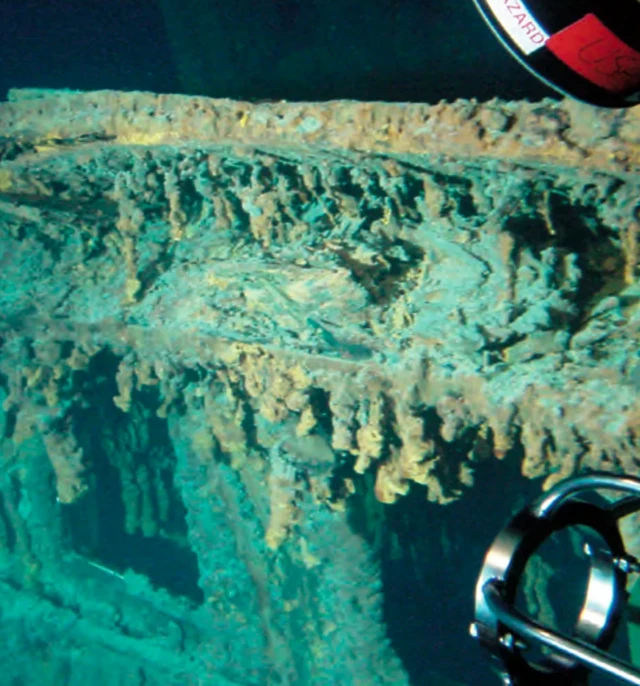 Alors que les structures métalliques s'affaiblissent sous l'effet de la corrosion, les ponts du Titanic s'effondrent.