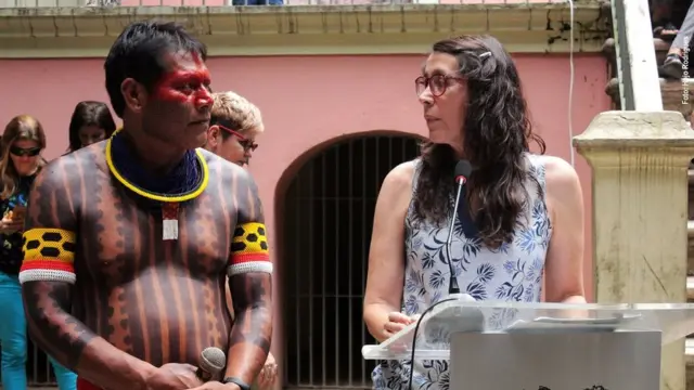 Ana Luísa Albernaz ao lado de cacique em evento do museu