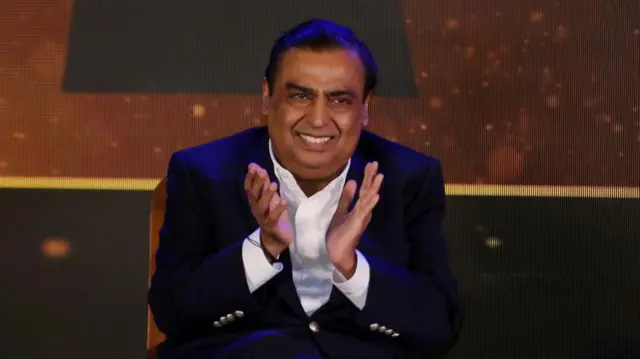 Mukesh Ambani, homem indiano de cabelo curto 