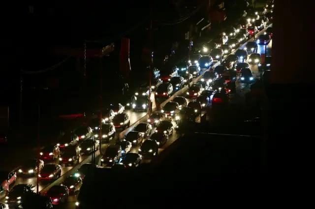 Foto à noite mostra pistas repletas de carro