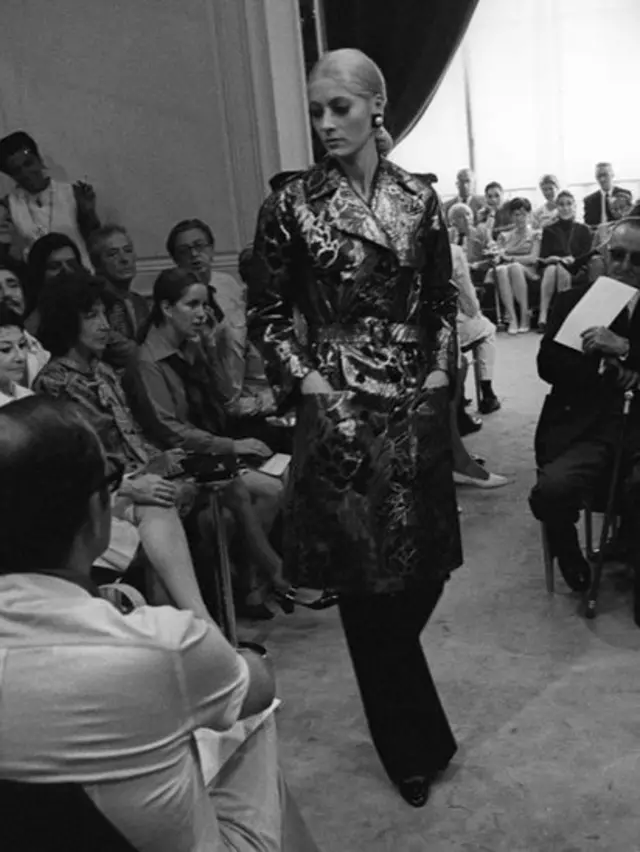 Modelo no desfile de outono de 1969 de Yves St. Laurent em Paris