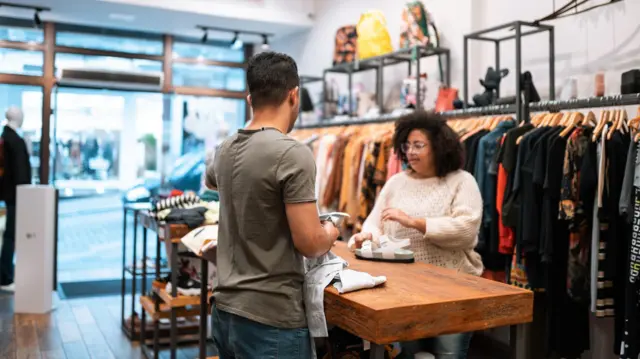 Homem e mulher em loja de roupas