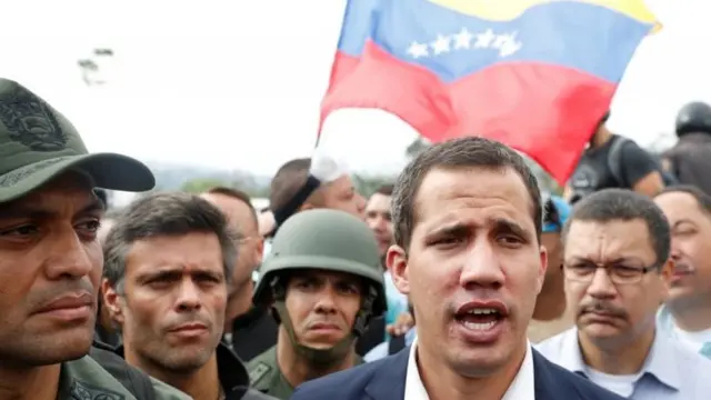 Juan Guaidó ao lado de militares e de Leopoldo López