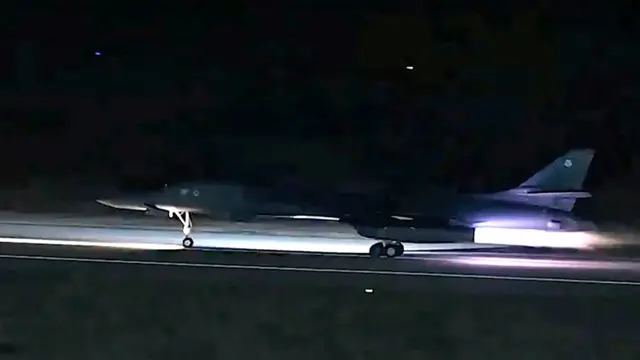 一架B-1轟炸機在黑暗中從跑道起飛。