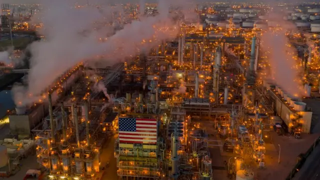 Imagem aérea da refinaria da petrolífera Marathon, em Los Angeles, a maior produtora de gasolina da Califórnia