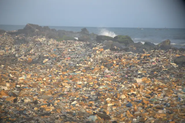 Plástico e outros resíduos, inclusive de lixo eletrônico, levados de volta pelo mar para a área costeira de Jamestown, em Acra